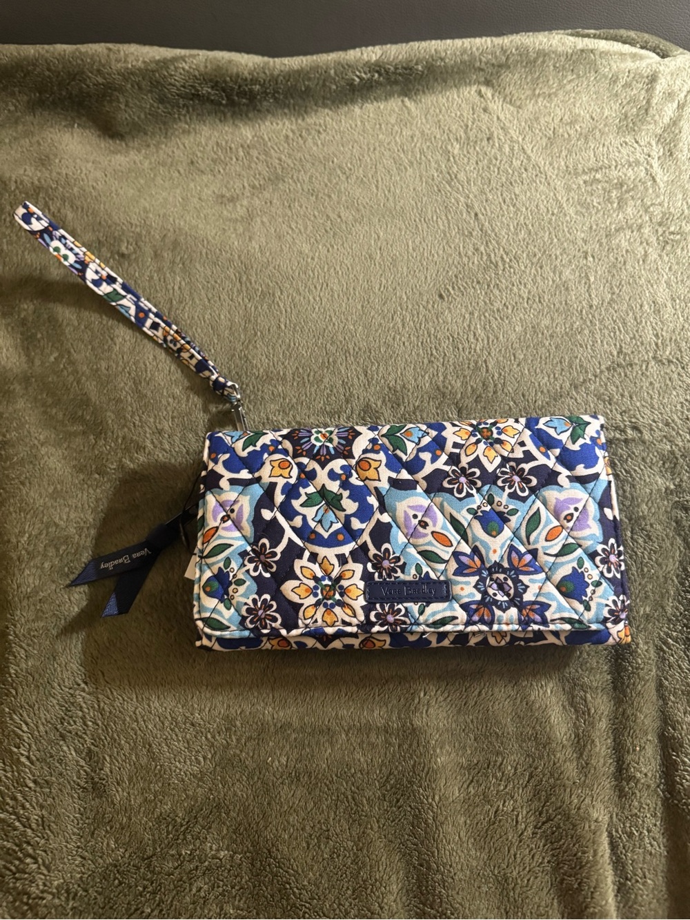 NWT Vera Bradley Navy Blue Floral Quilted Wristlet